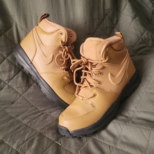 Nike kids tan boot size 3 worn once